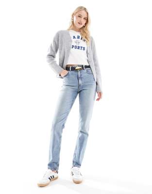 ASOS DESIGN Tall - Mom-Jeans in Mittelblau mit schmalem Schnitt und Stretchanteil