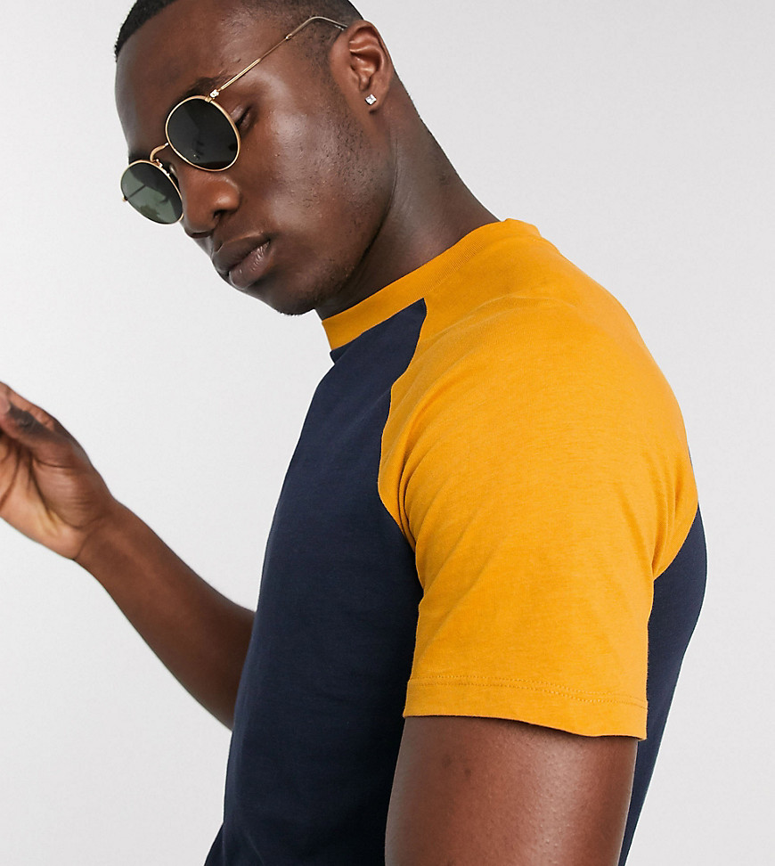 ASOS DESIGN Tall – Mörkblå t-shirt med gula, kontrasterande ärmar-Marinblå