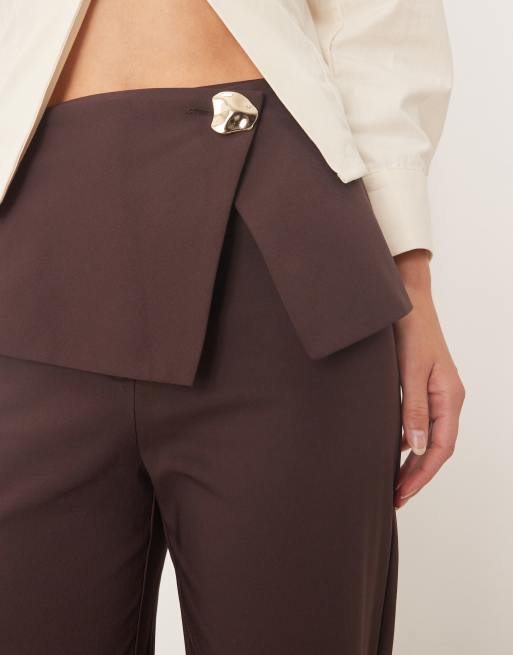 ASOS DESIGN Tall – Mullbärsröda, figursydda byxor med nedvikt kant, guldknappar och raka ben , 2 av 5