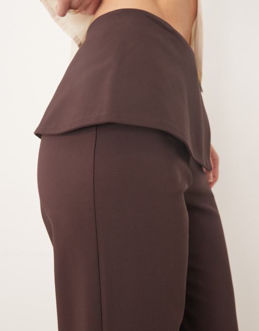ASOS DESIGN Tall – Mullbärsröda, figursydda byxor med nedvikt kant, guldknappar och raka ben , 5 av 5