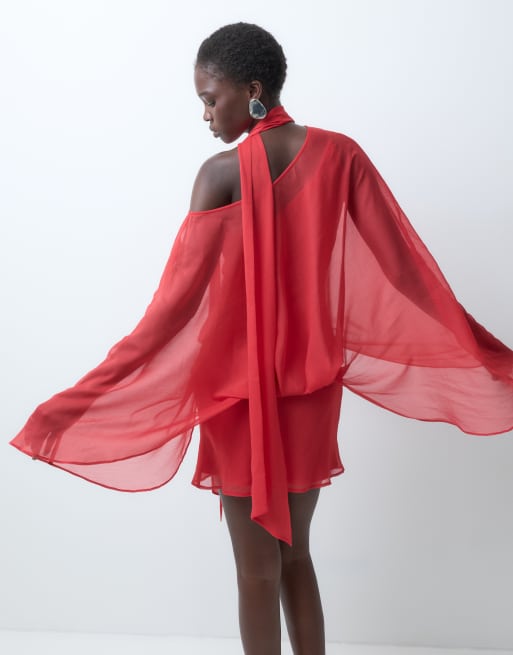 ASOS DESIGN Tall offshoulder chiffon-cape minikjole med tørklæde i rød, 2 af 5