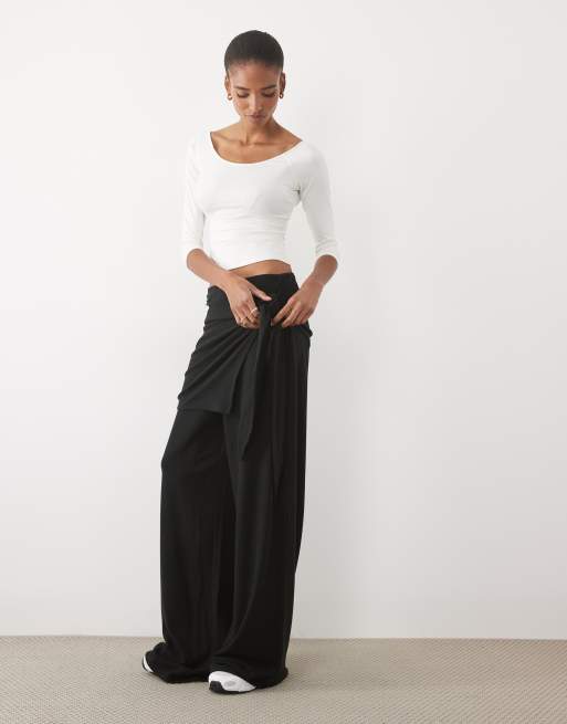 ASOS DESIGN Tall pantalón de pernera ancha con drapeado, lazada lateral y tacto supersuave en negro, 5 de 5