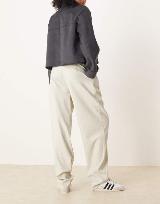 ASOS DESIGN Tall - Pantalon met barrel-pijpen, textuur en riem in gebroken wit, 3 van 5
