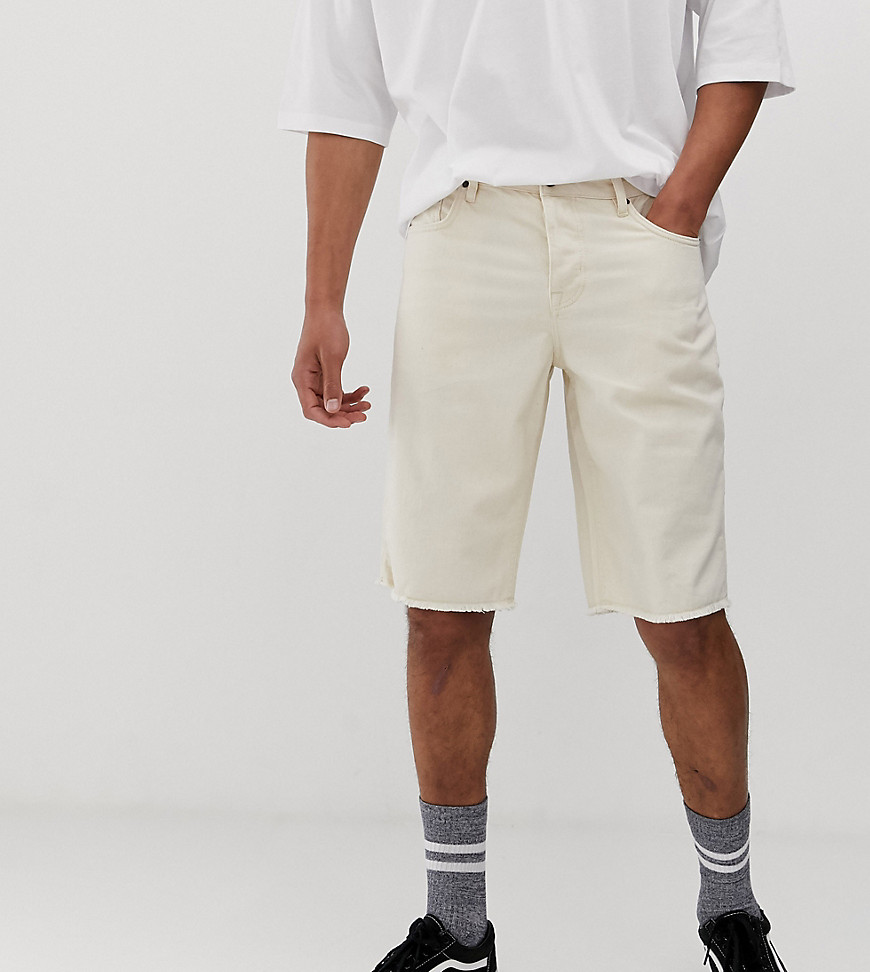 ASOS DESIGN Tall - Pantaloncini di jeans écru con fondo grezzo-Bianco