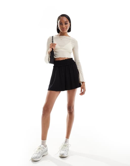 ASOS DESIGN Tall - Pantaloncini svolazzanti neri con vita arricciata, 4 di 5