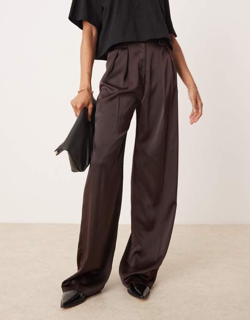 ASOS DESIGN Tall - Pantaloni a fondo ampio sartoriali in raso color cioccolato