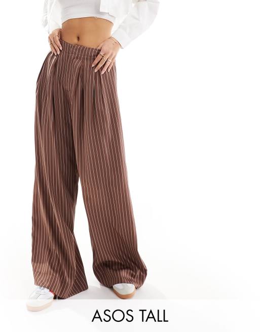 ASOS DESIGN Tall - Pantaloni a pieghe a fondo ampio color terracotta a righe con pieghe
