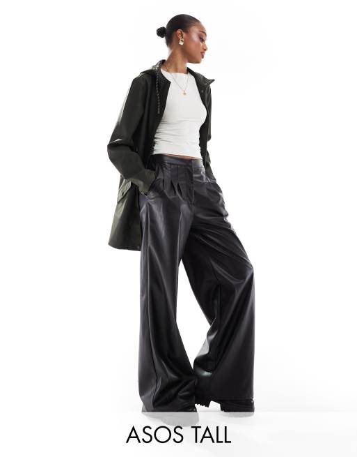 ASOS DESIGN Tall - Pantaloni con dettagli a pieghe in pelle sintetica neri