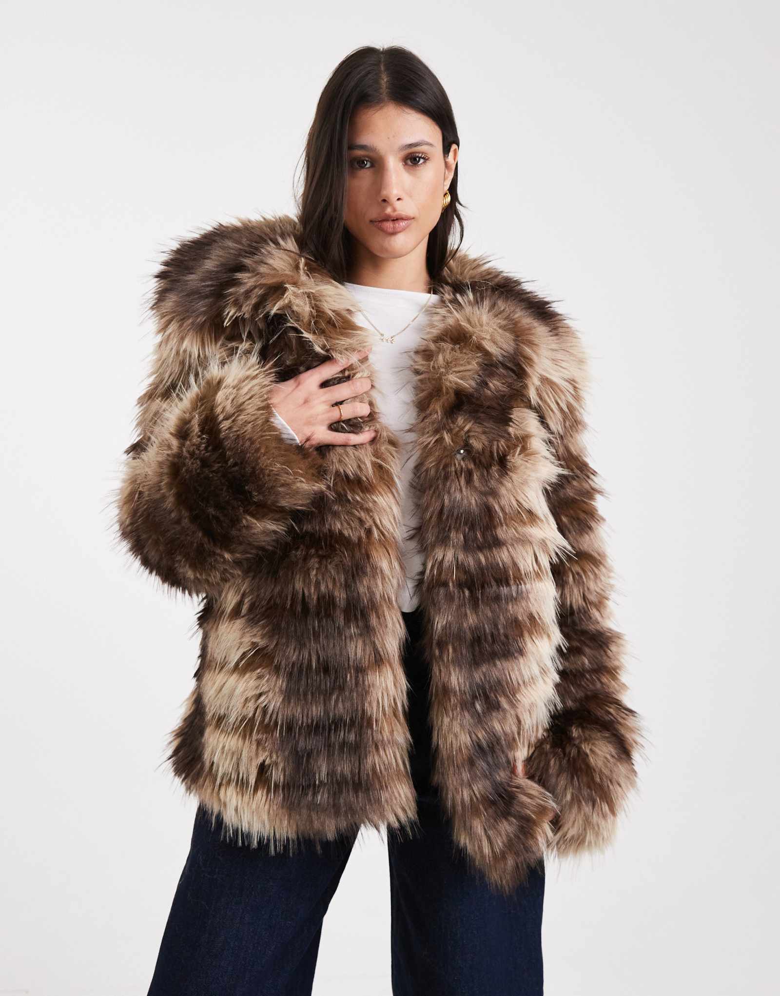 Короткая куртка из искусственного меха в полоску с заплатками от ASOS DESIGN коричневого цвета