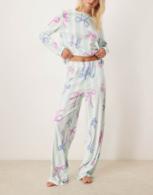 ASOS DESIGN Tall - Pigiama blu a righe con stampa di fiocchi composto da pantaloni e top a maniche lunghe, 3 di 4