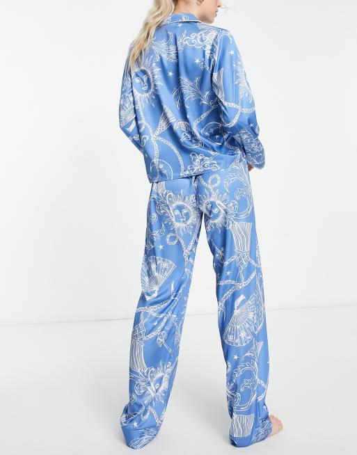 ASOS DESIGN Tall - Pigiama con camicia e pantaloni con stampa astrale barocca in raso blu e bianco, 3 di 4
