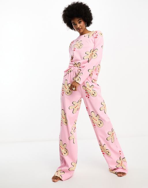 ASOS DESIGN Tall - Pink jule-pyjamassæt med langærmet top og bukser med honningkageprint, 3 af 4
