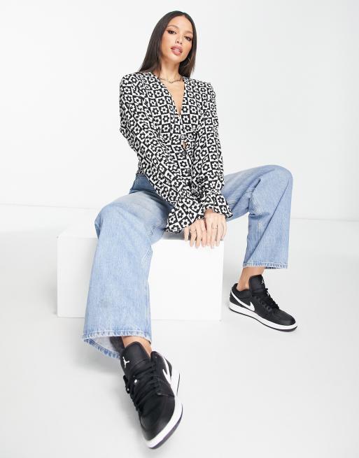 ASOS DESIGN Tall pleat front long sleeve blouse with button front in flower mono plaid , 4 of 4