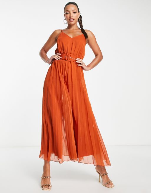 ASOS DESIGN Tall Plissierter Camisole Jumpsuit in Braun mit Taillengurtel ASOS
