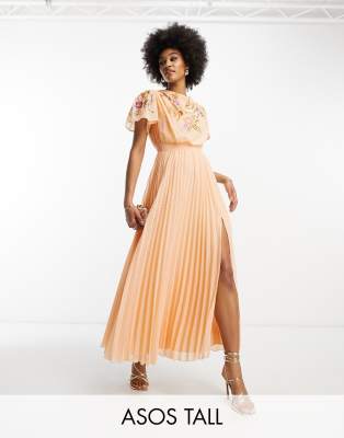 ASOS DESIGN Tall - Plissiertes, leicht genopptes Maxikleid in Koralle mit Wasserfallausschnitt vorne, Stickerei und Gürt...