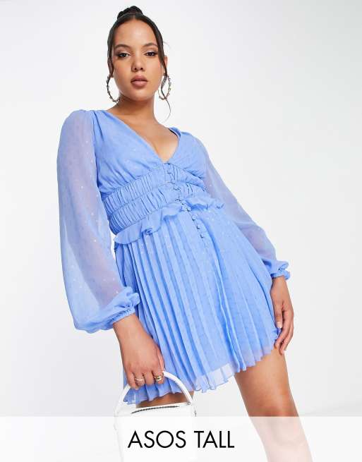 ASOS DESIGN Tall – Plissiertes Minikleid in Kornblumenblau mit Knopfleiste, geraffter Taille und Metallic-Punktestruktur