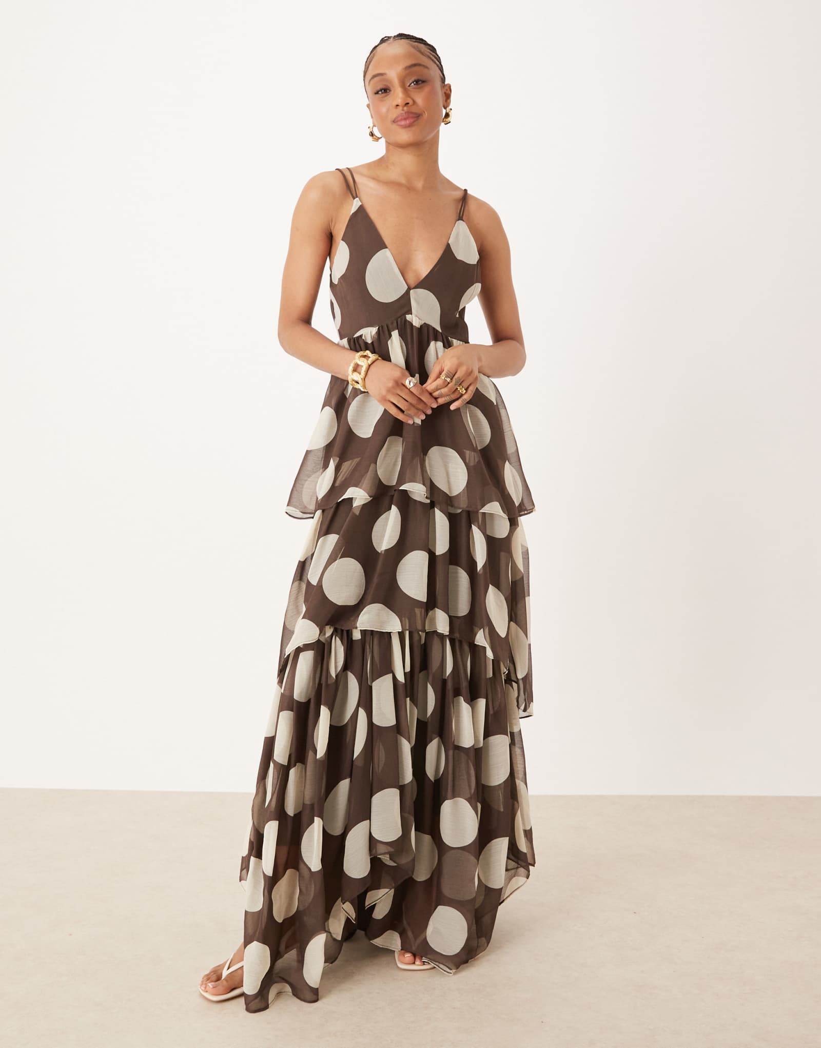 ДИЗАЙНЕРСКОЕ длинное платье макси с глубоким вырезом и открытой спиной в коричневый горошек от ASOS DESIGN
