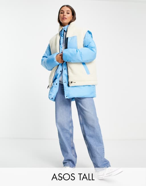 ASOS DESIGN Tall – Pufferjacke in Blau und Cremeweiß mit abnehmbarer Teddyfell-Weste
