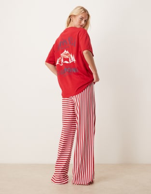 ASOS DESIGN Tall - Pyjama aus Oversize-T-Shirt mit „Après Ski"-Grafikprint und Hose mit weitem Bein-Rot