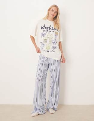 ASOS DESIGN Tall - Pyjama aus Oversize-T-Shirt mit „Weekend Self Care"-Grafikmotiv und Hose mit weitem Bein-Grün