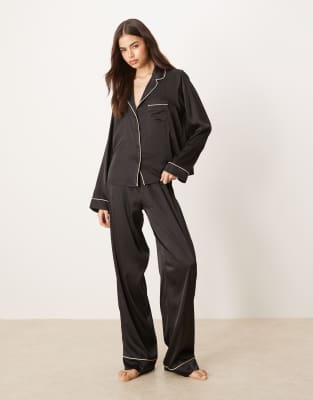 ASOS DESIGN Tall - Pyjama aus Satin in Schwarz, mit Hemd und Hose