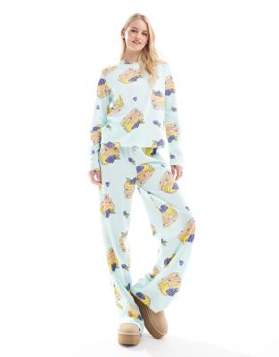 ASOS DESIGN Tall - Pyjama in Blau mit Pancake-Motiv, aus langärmligem Oberteil und Hose