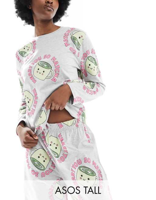 ASOS DESIGN Tall – Pyjama in meliertem Grau mit langärmligem Oberteil und Hose mit „Matcha“-Grafikprints