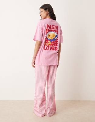 ASOS DESIGN Tall - Pyjama in Rosa mit Oversize-T-Shirt mit Pasta-Motivprint und weit geschnittener Hose aus Gewebe-Bunt