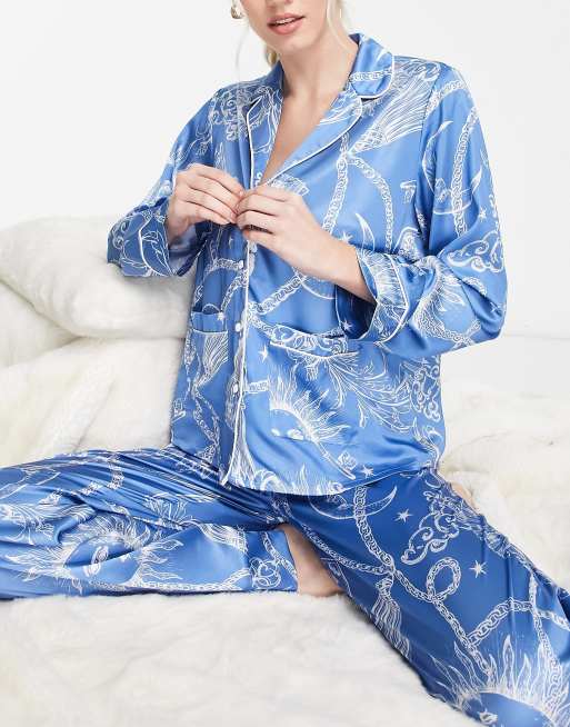ASOS DESIGN Tall - Pyjama satiné avec chemise et pantalon style baroque à motif céleste - Bleu et blanc, 4 de 4