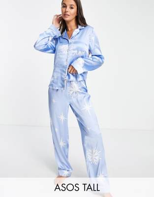 ASOS DESIGN Tall - Pyjama-Set aus Satin in Blau mit langärmligem Hemd und Hose mit Schnellflocken-Print in der Geschenkt...