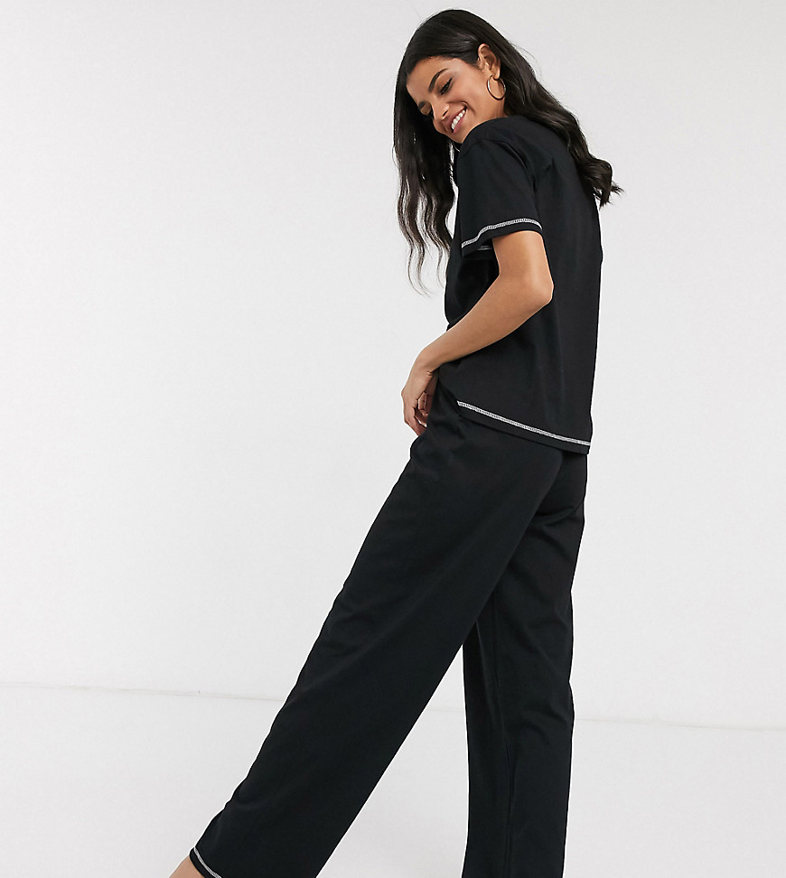 ASOS DESIGN Tall – Pyjamas med t-shirt och byxor med overlock-söm, endast hos ASOS-Svart