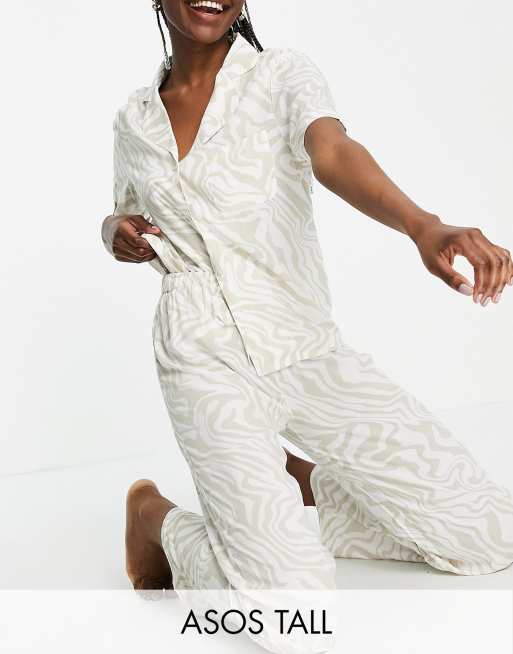 ASOS DESIGN Tall - Pyjamaset van modal bestaande uit traditioneel T-shirt met korte mouwen & broek in licht taupe met dierenprint in dezelfde tint
