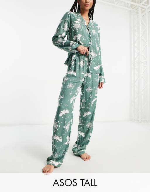 ASOS DESIGN Tall - Pyjamaset van modal met overhemd en broek met astrologische print in saliegroen