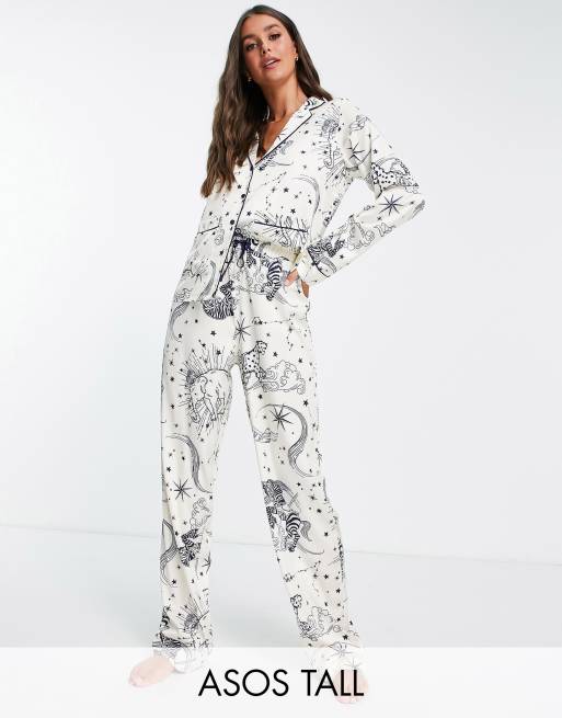 ASOS DESIGN Tall - Pyjamaset van overhemd en broek met hemelse print in crème en blauw