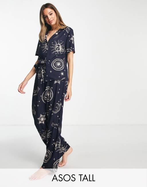 ASOS DESIGN Tall - Pyjamaset van overhemd en broek van modal met horoscoopprint in marineblauw