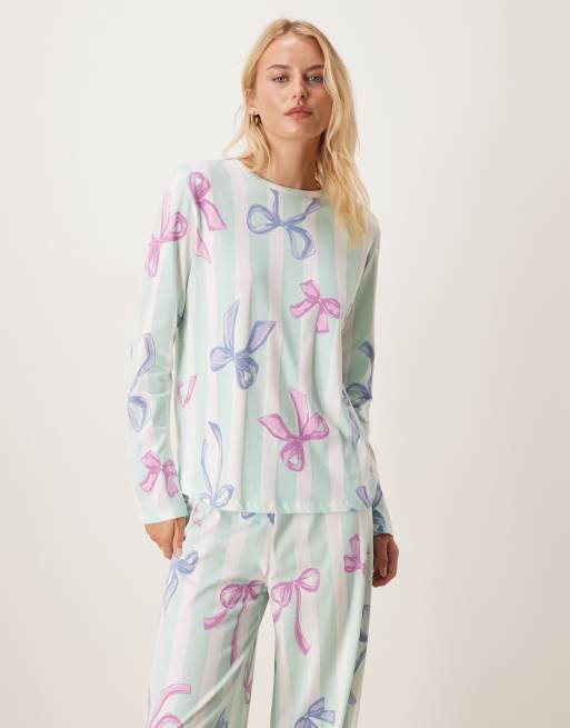 ASOS DESIGN Tall- Pyjamassæt med langærmet top og bukser med blå striber og julesløjfeprint, 2 af 4