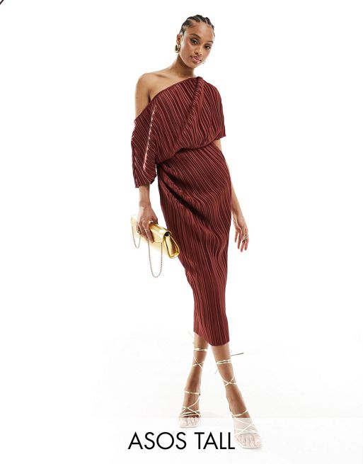 FhyzicsShops DESIGN Tall – Rdzawobrązowa plisowana sukienka midi z opadającym ramieniem