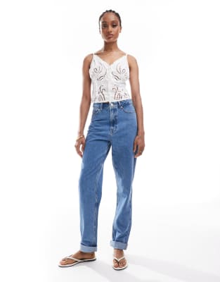 ASOS DESIGN Tall - Relaxed Fit Mom-Jeans in reinem Blau mit hohem Bund