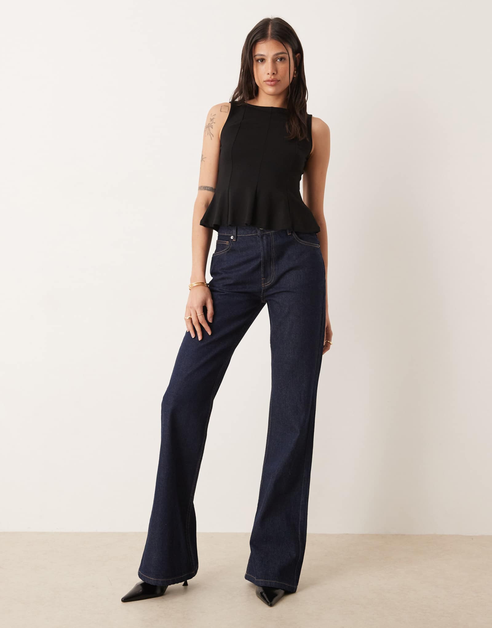 Высокие расклешенные джинсы ASOS DESIGN свободного кроя с полосканием