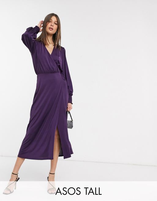 ASOS DESIGN Tall - Robe cache-cœur mi-longue en jersey de satin - Lie de vin