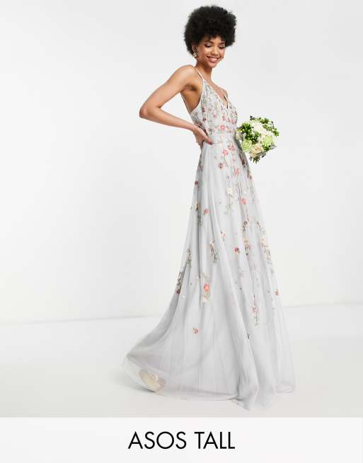 ASOS DESIGN Tall - Robe caraco longue de demoiselle d’honneur à fleurs brodées et ornements - Bleu pastel