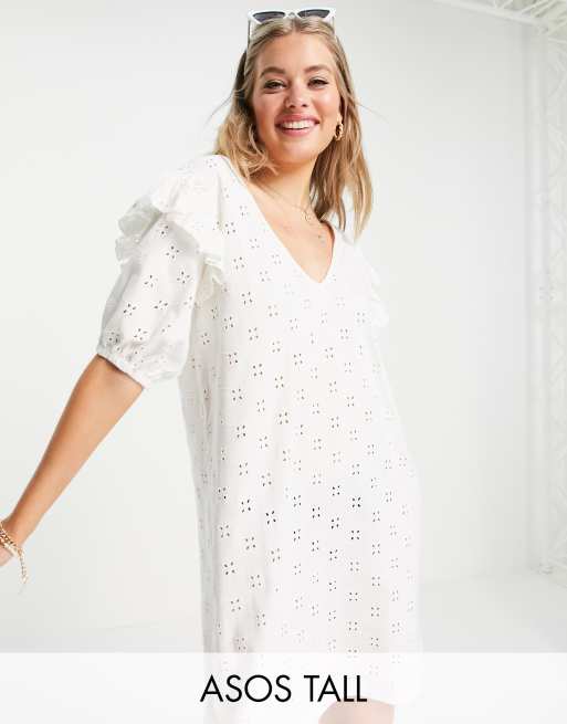 ASOS DESIGN Tall - Robe courte en broderie anglaise à col V et manches courtes avec volants sur les épaules - Crème