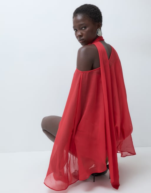 ASOS DESIGN Tall robe courte en mousseline à épaules dénudées avec cape et écharpe rouge, 4 de 5