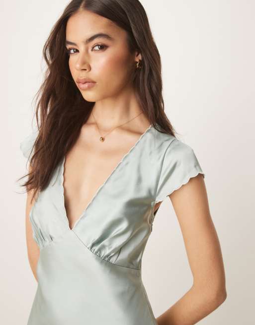 ASOS DESIGN Tall - Robe courte virevoltante en satin avec finition festonnée - Bleu pâle, 3 de 4