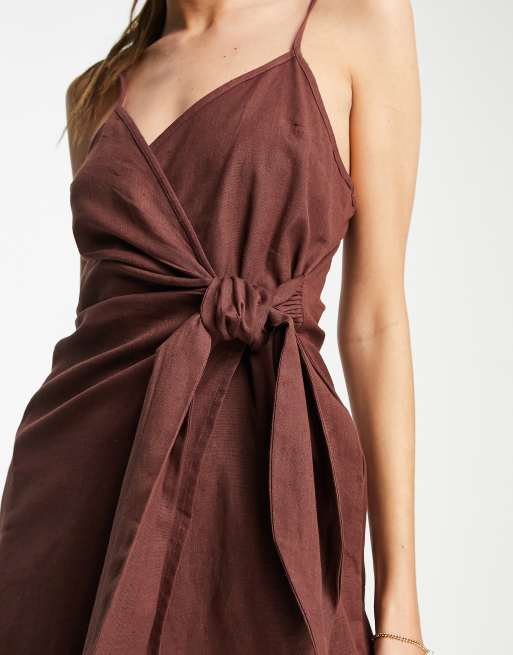 ASOS DESIGN Tall Robe d t portefeuille courte en lin nou e sur le c t fines bretelles Marron chocolat