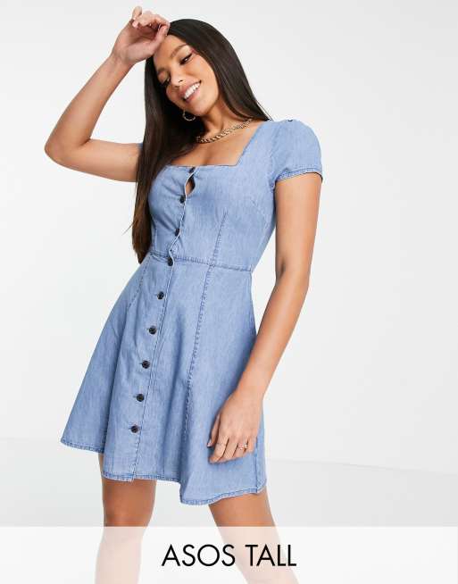 ASOS DESIGN Tall Robe en jean souple a encolure carree Delavage moyen