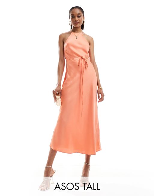 FhyzicsShops DESIGN Tall - Robe longue à encolure licou nouée à la taille avec découpes latérales - Corail