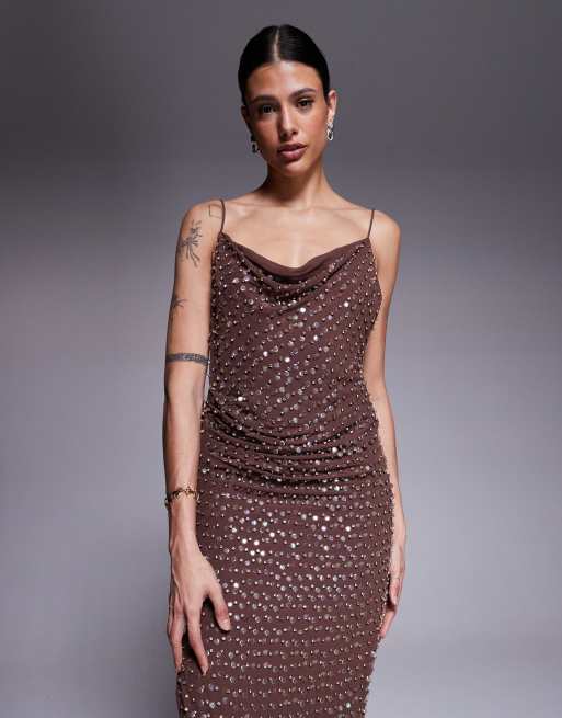 ASOS DESIGN Tall - Robe longueur mollet ornementée drapée avec col bénitier et détail chaîne - Chocolat, 4 de 4