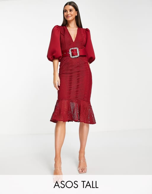 ASOS DESIGN Tall - Robe mi-longue à manches bouffantes en dentelle avec poche - Rouge
