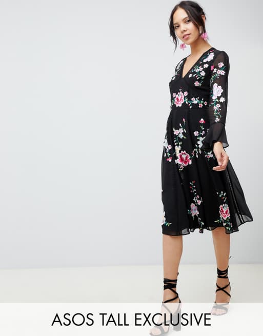 ASOS DESIGN Tall - Robe mi-longue brodée avec bordures en dentelle